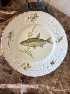 Vintage Richard Ginori Quenelle 
Roach Salad lunch plate 
Porcelain scalloped